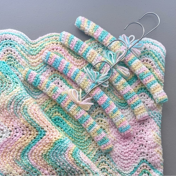 Hand Crocheted Baby Blanket & Four Matching Hangers Set - New - Picture 2 of 10